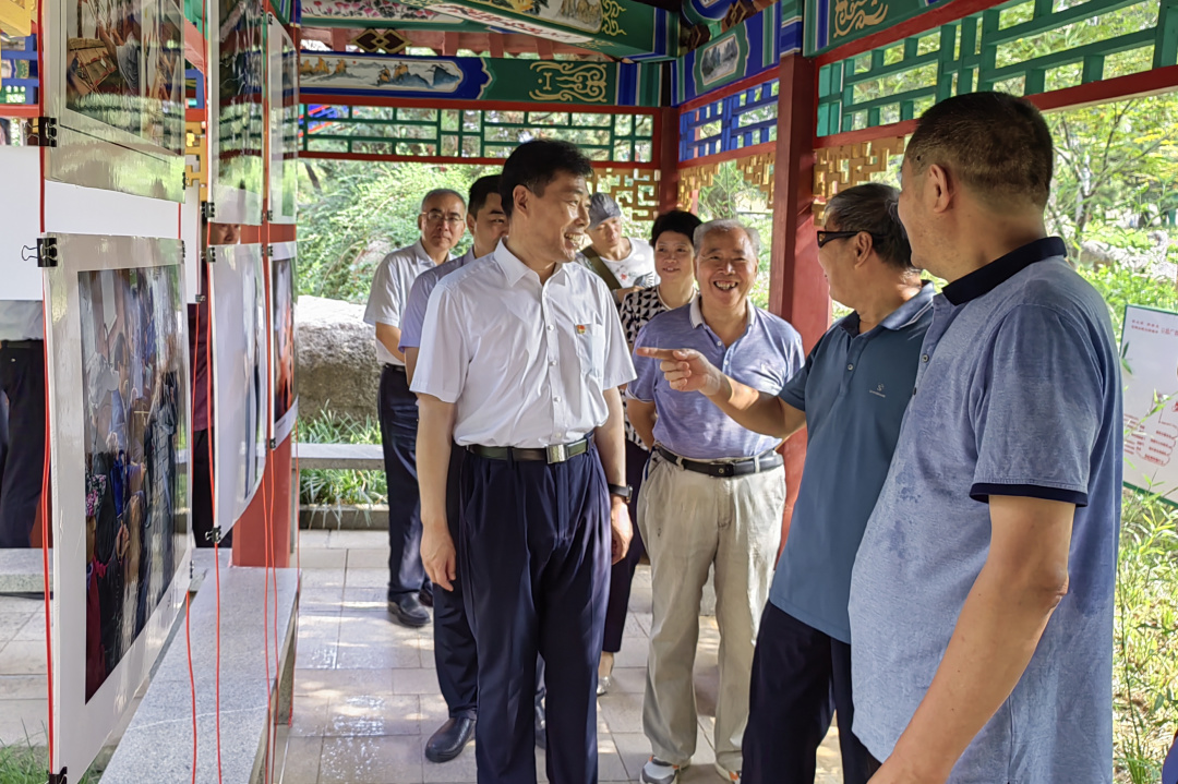 市委常委,组织部部长刘泮英,市里老同志张树禹,李金明,唐昭林观看书画