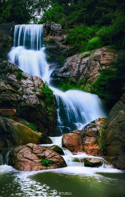 山浮绿水水如山