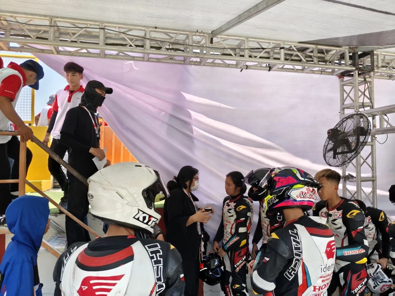 川妹子越南赛道创历史！成都13岁女车手首秀斩获第四、第五名