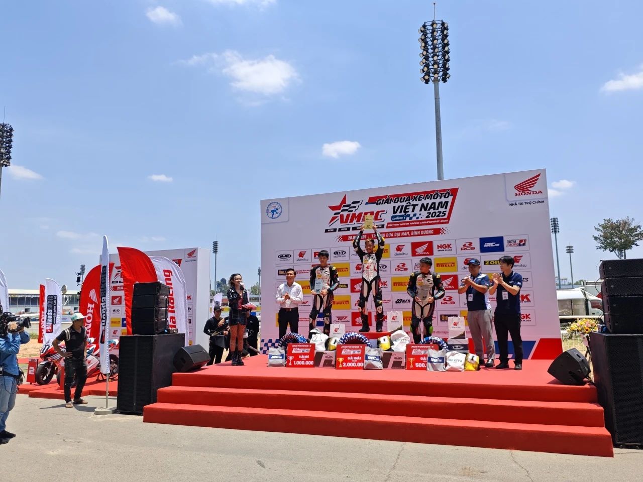 川妹子越南赛道创历史！成都13岁女车手首秀斩获第四、第五名