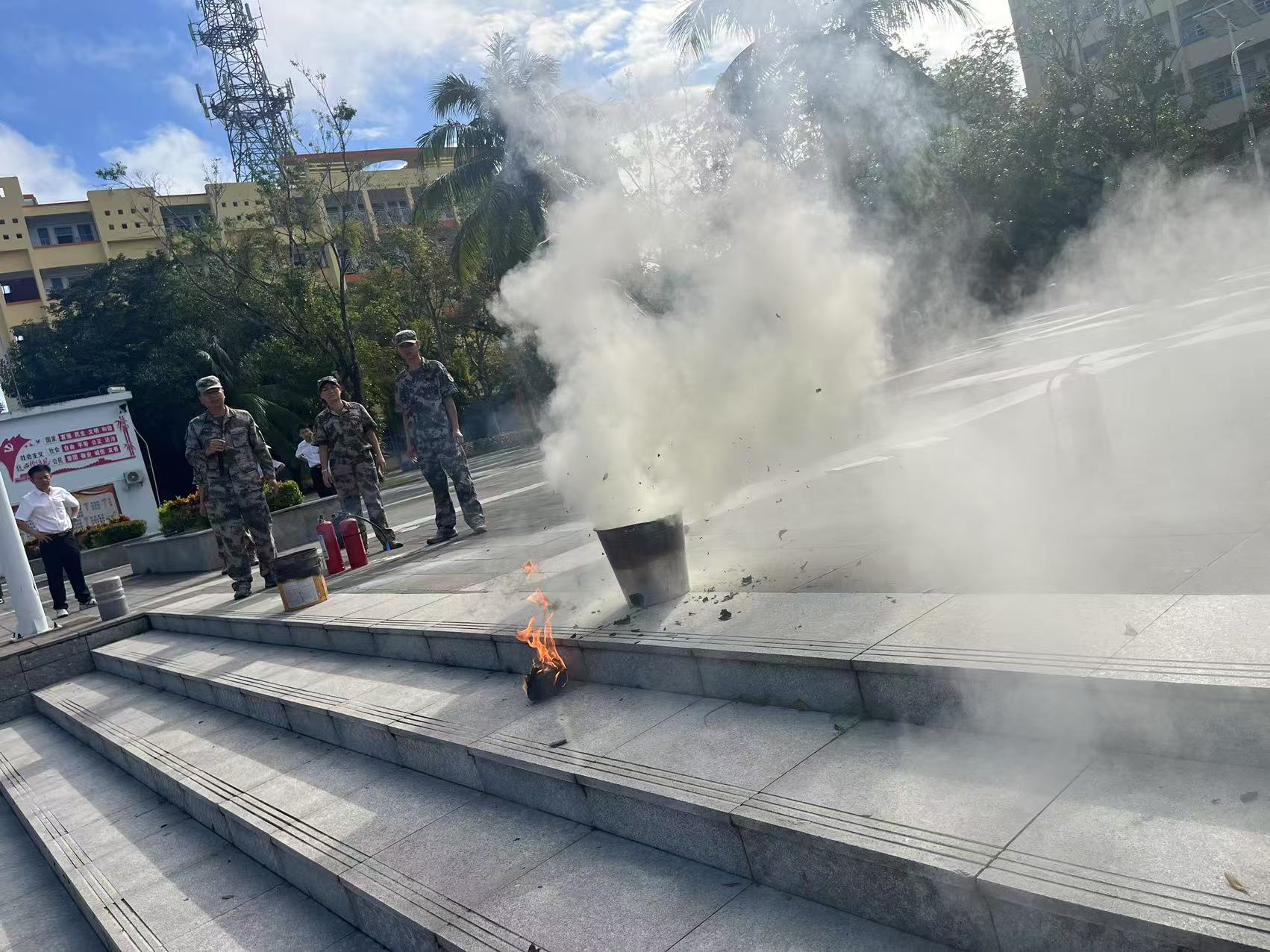 2025年秋季学期昌江县职业教育中心 开展消防应急疏散演练活动(图5) 2025年秋季学期昌江县职业教育中心 开展消防应急疏散演练活动(图5)