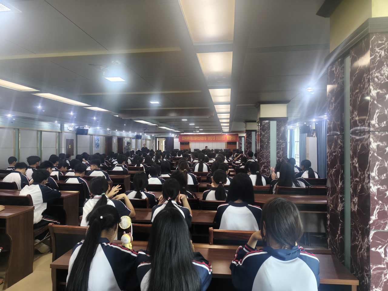 昌江县职业教育中心2025年春季学期法治副校长进校园开展“拒绝套代购  珍惜美好生活”普法宣传讲座(图5)