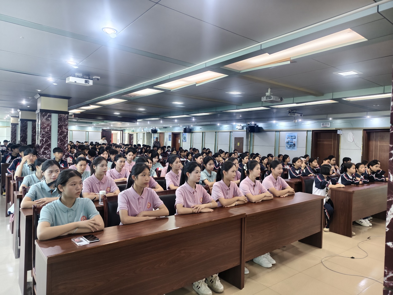 昌江县职业教育中心2025年春季学期法治副校长进校园开展“拒绝套代购 珍惜美好生活”普法宣传讲座(图3) 昌江县职业教育中心2025年春季学期法治副校长进校园开展“拒绝套代购 珍惜美好生活”普法宣传讲座(图3)