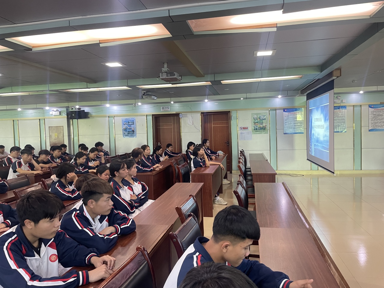 2025年昌江县职业教育中心开展法治知识宣传教育进校园活动(图7)