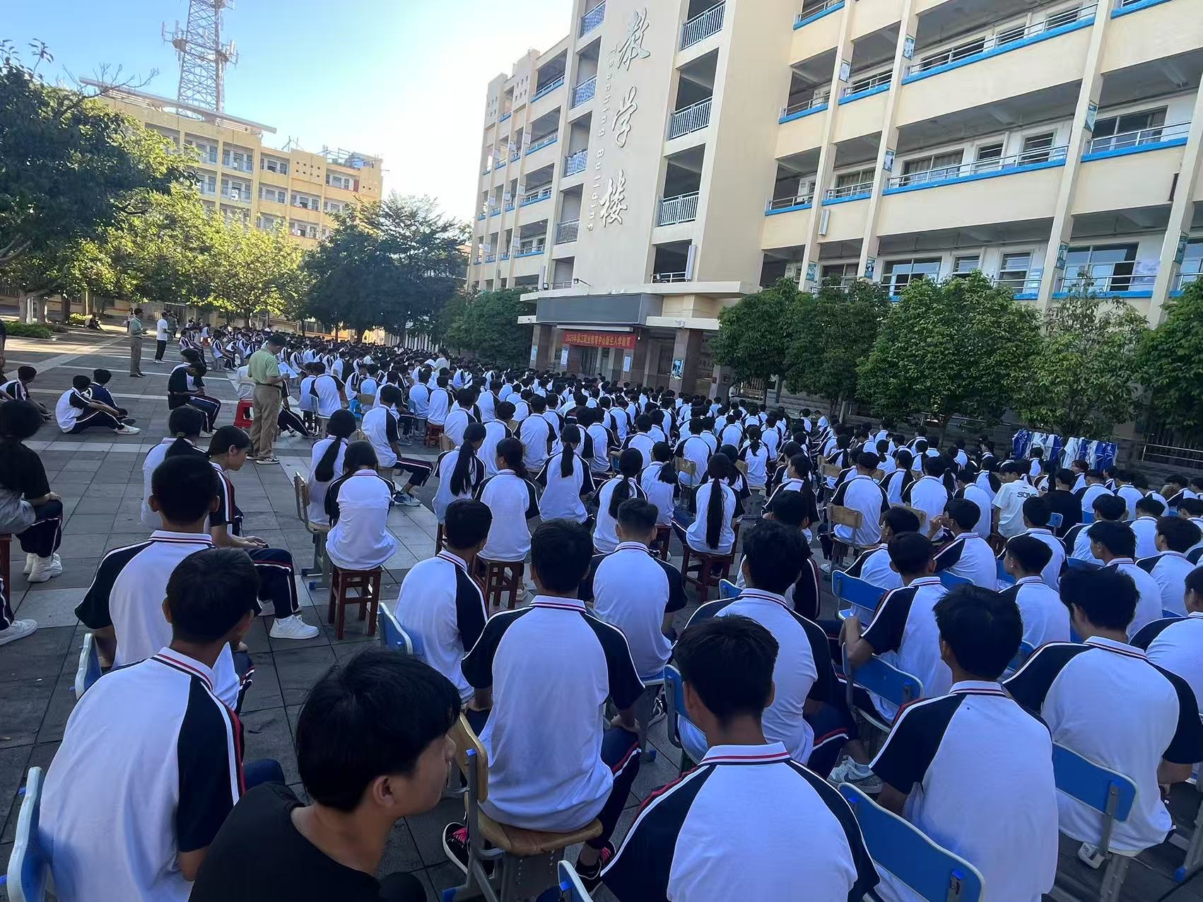 昌江县职教中心2025年秋季学期 新生入学教育法治讲座(图4) 昌江县职教中心2025年秋季学期 新生入学教育法治讲座(图4)