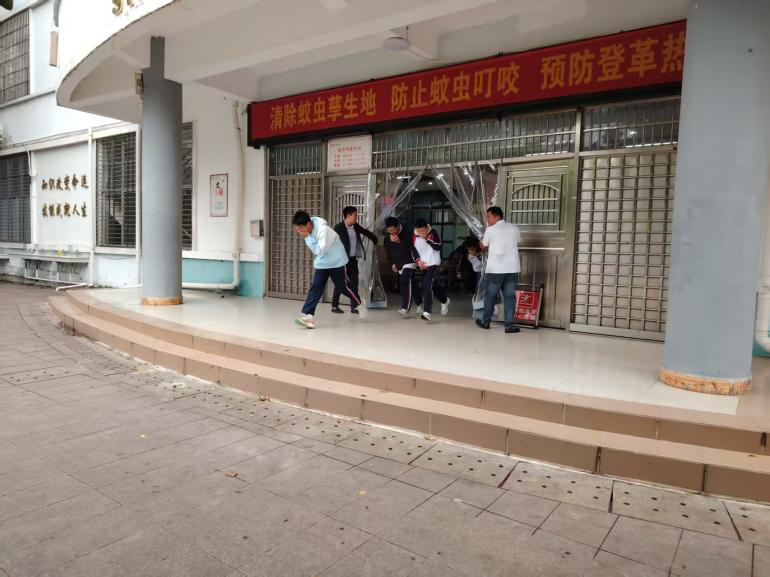 2025年春季学期昌江县职业教育中心开展火灾疏散应急演练(图7) 2025年春季学期昌江县职业教育中心开展火灾疏散应急演练(图7)