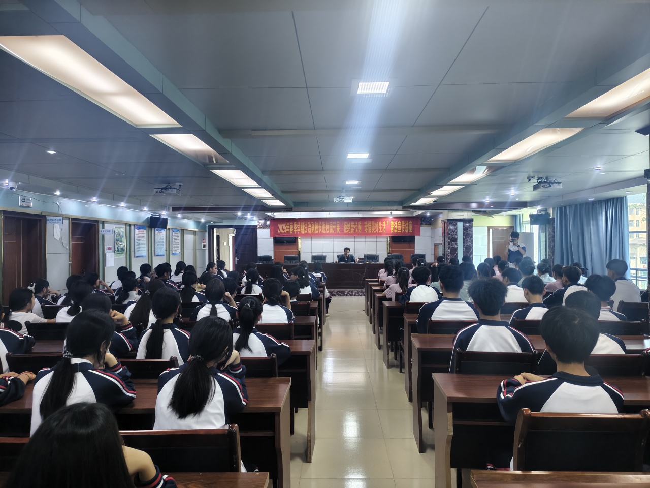昌江县职业教育中心2025年春季学期法治副校长进校园开展“拒绝套代购  珍惜美好生活”普法宣传讲座(图2)