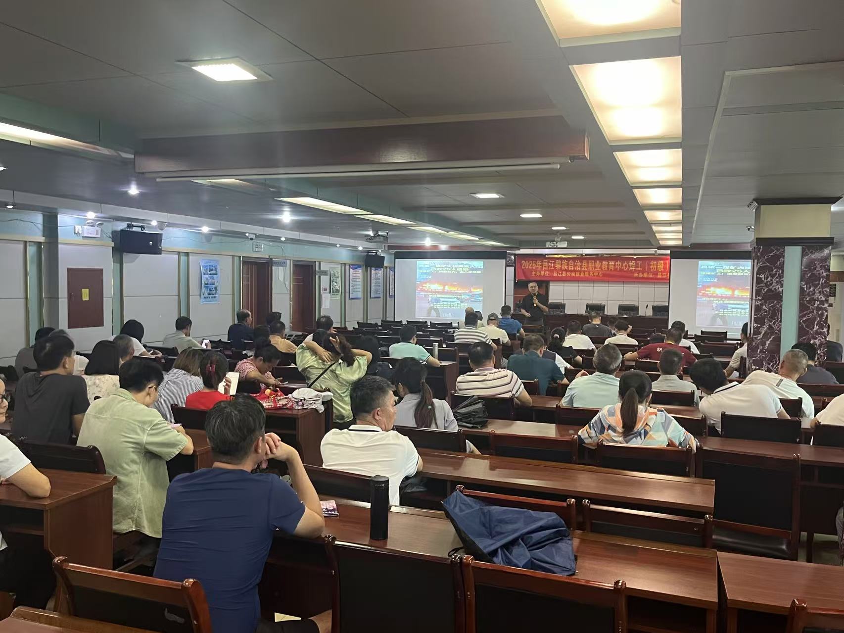 昌江县职教中心2025年秋季学期人人讲安全、个个会应急,查找身边灾害隐患 消防安全培训讲座(图3) 昌江县职教中心2025年秋季学期人人讲安全、个个会应急,查找身边灾害隐患 消防安全培训讲座(图3)