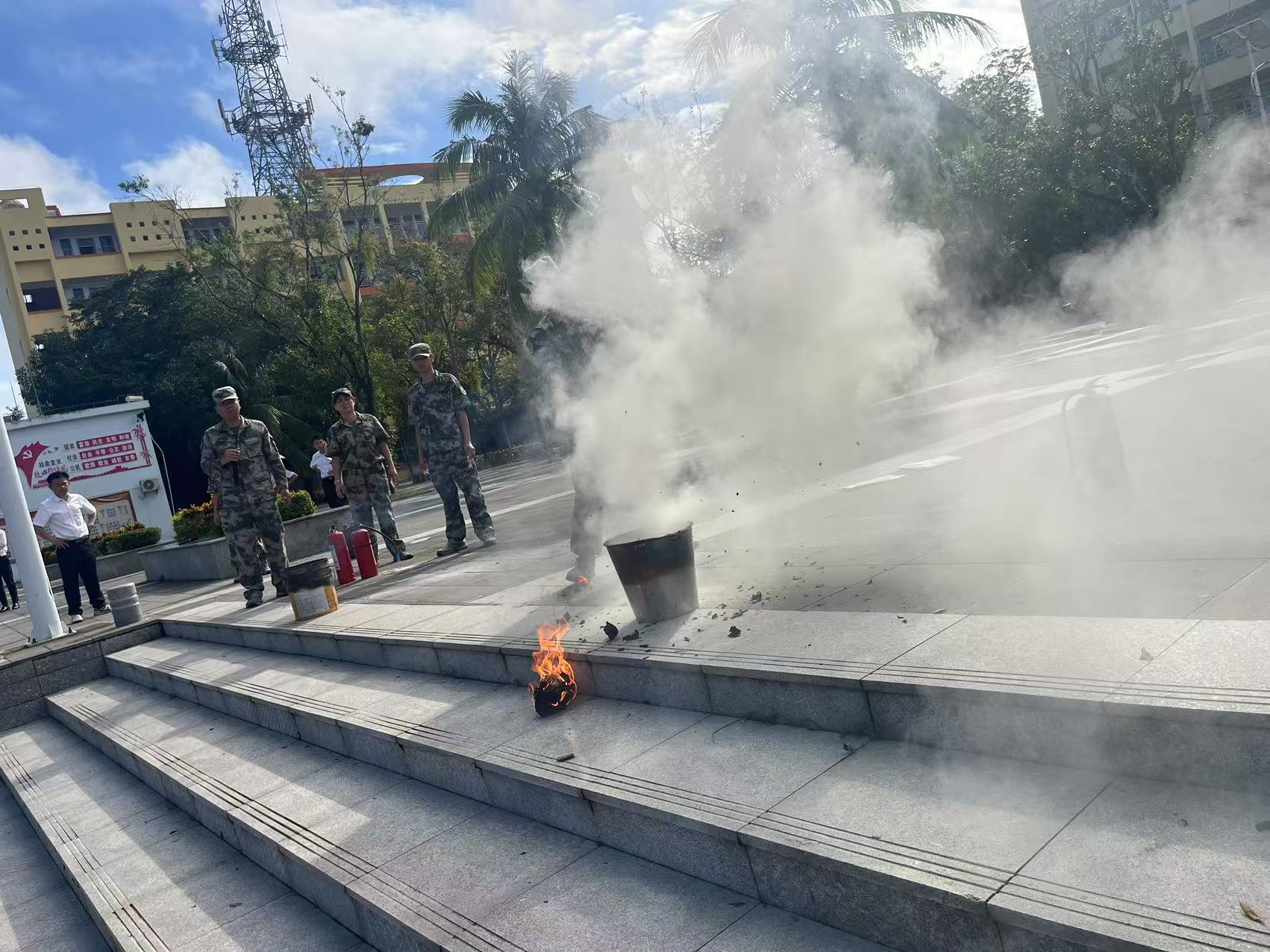 2025年秋季学期昌江县职业教育中心 开展消防应急疏散演练活动(图6) 2025年秋季学期昌江县职业教育中心 开展消防应急疏散演练活动(图6)