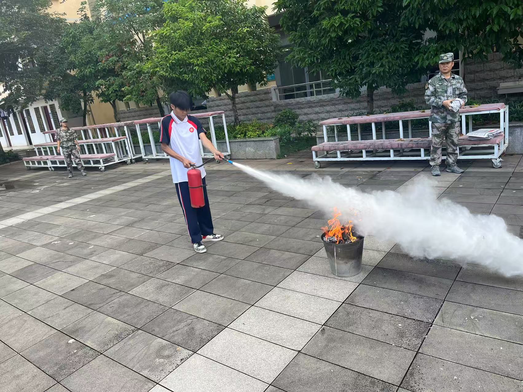 2025年秋季学期昌江县职业教育中心 开展消防应急疏散演练活动(图7) 2025年秋季学期昌江县职业教育中心 开展消防应急疏散演练活动(图7)