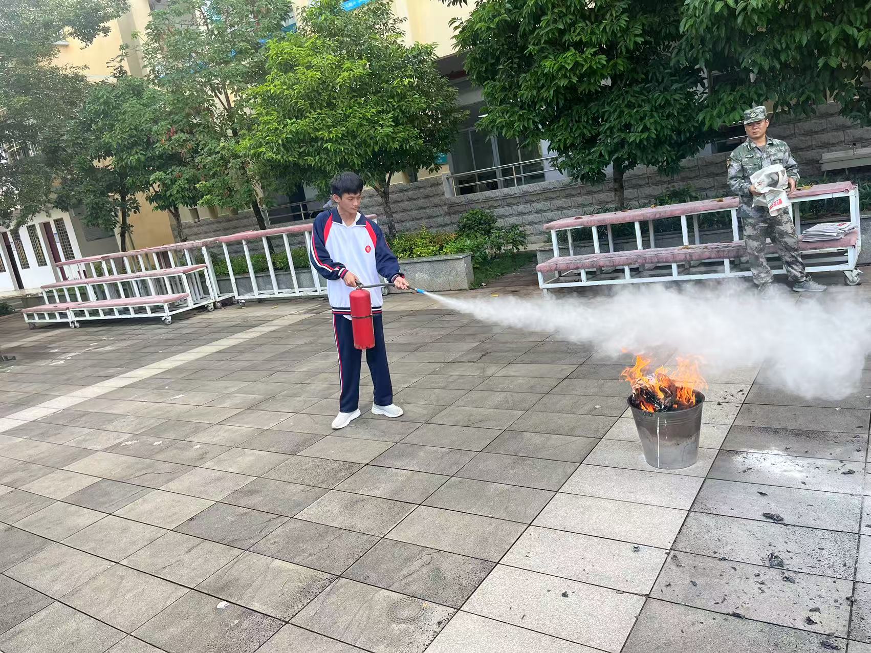 2025年秋季学期昌江县职业教育中心 开展消防应急疏散演练活动(图8) 2025年秋季学期昌江县职业教育中心 开展消防应急疏散演练活动(图8)