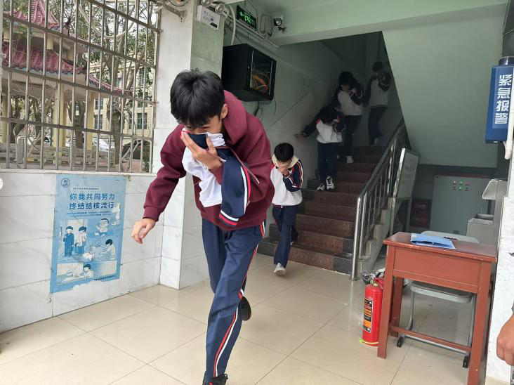2025年春季学期昌江县职业教育中心开展火灾疏散应急演练(图9) 2025年春季学期昌江县职业教育中心开展火灾疏散应急演练(图9)