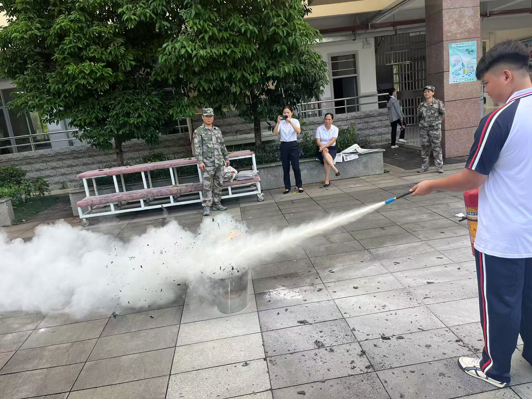 2025年秋季学期昌江县职业教育中心 开展消防应急疏散演练活动(图9) 2025年秋季学期昌江县职业教育中心 开展消防应急疏散演练活动(图9)
