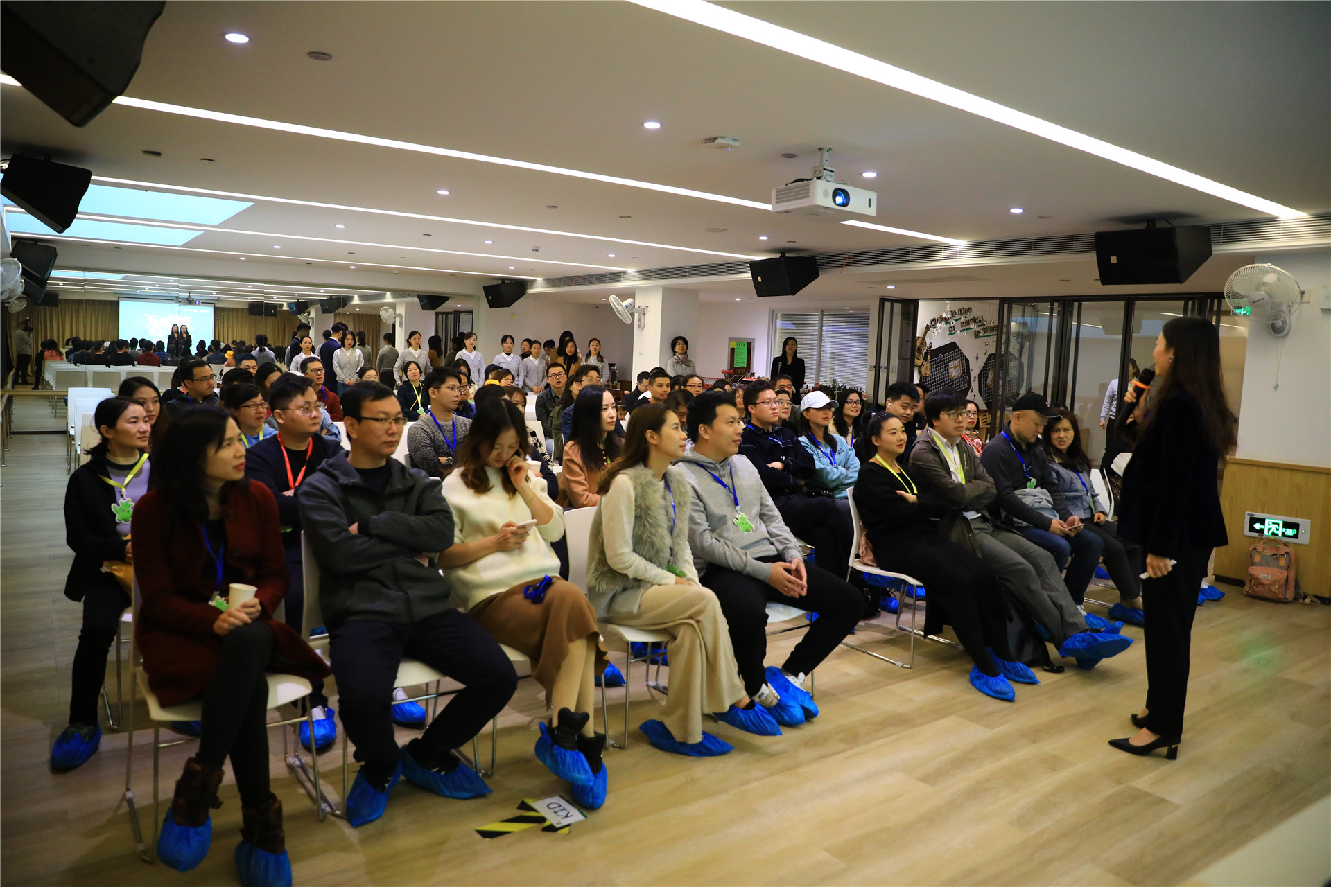 早上9:30,家长们都已入座,在于园长的热烈欢迎中,说明会正式开始.