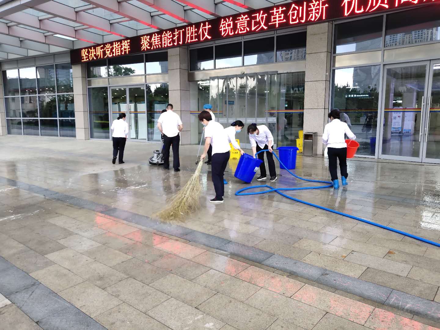 卫事康：多举措并举战雨季