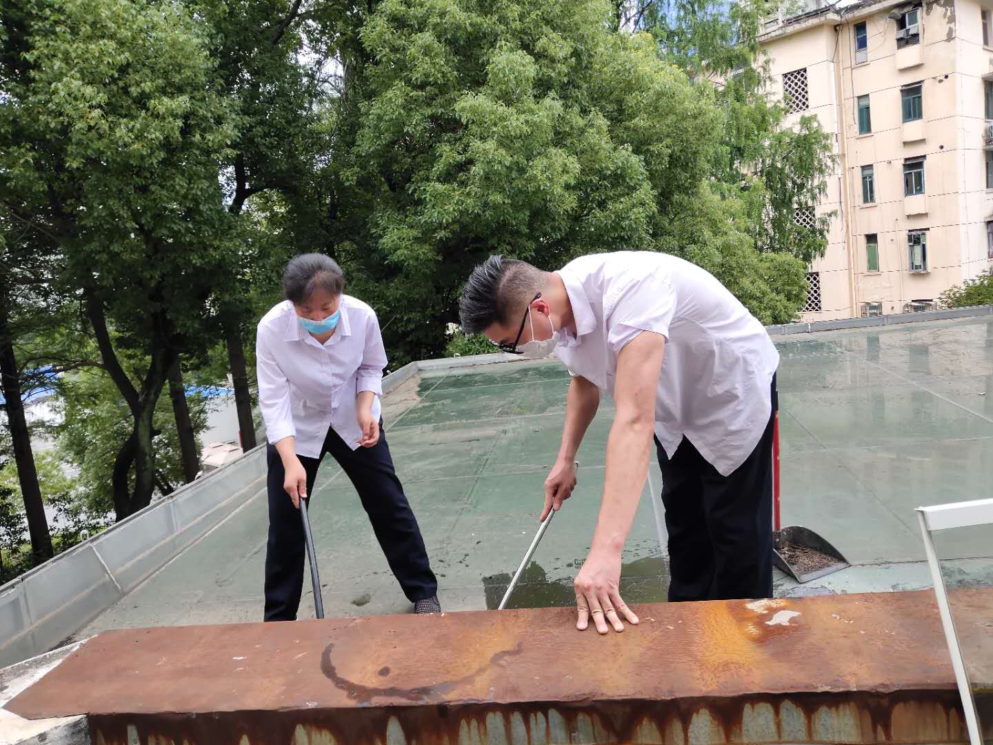 卫事康：多举措并举战雨季